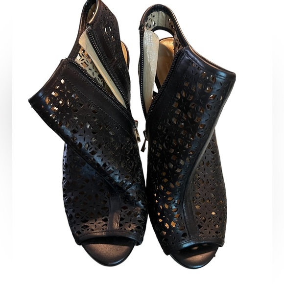 Ann Taylor Shoes - Ann Taylor - Women Ankle boot size 6M